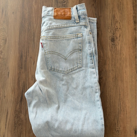 Levi’s jean’s - high rise mom Jean - Picture 2 of 4